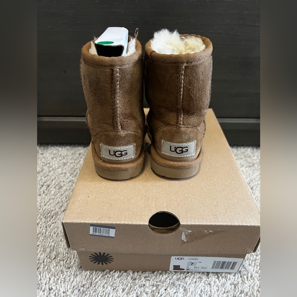 Chestnut classic uggs - Picture 2 of 3
